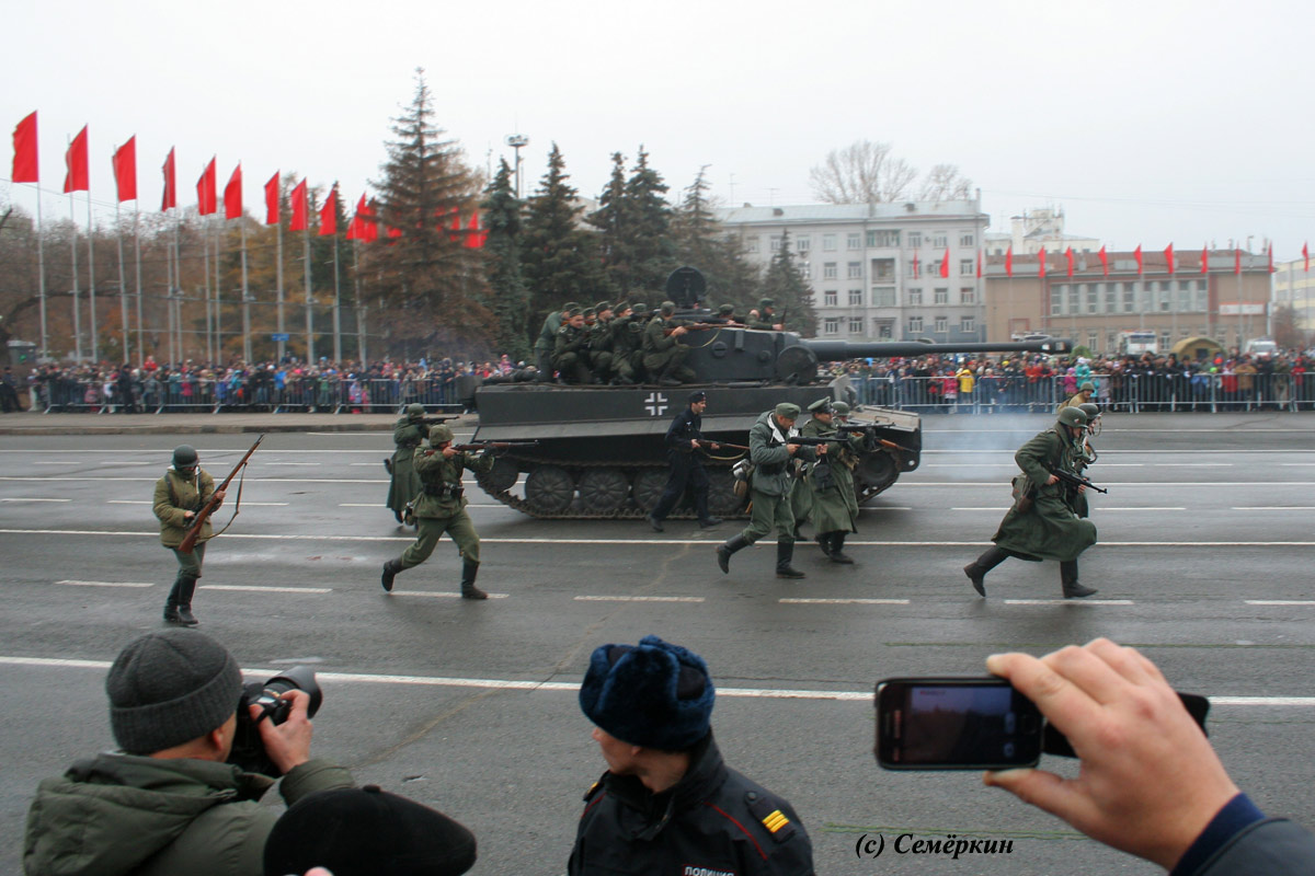 Реконструкция битвы под Москвой на параде Памяти в Самаре - Танк Тигр с фашистами на броне.