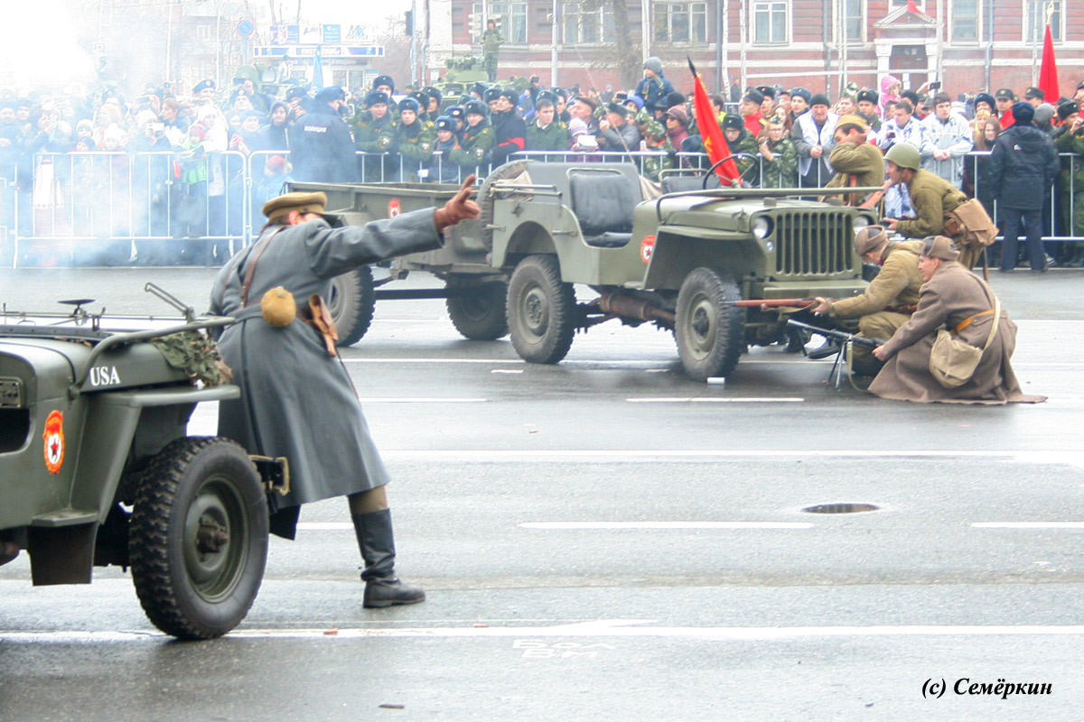 Реконструкция битвы под Москвой на параде Памяти в Самаре - Бойцы Красной армии обороняются.