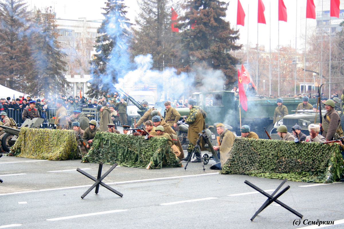 Реконструкция битвы под Москвой на параде Памяти в Самаре