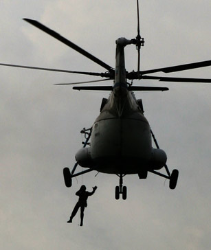 спасатели - высадка с вертолета