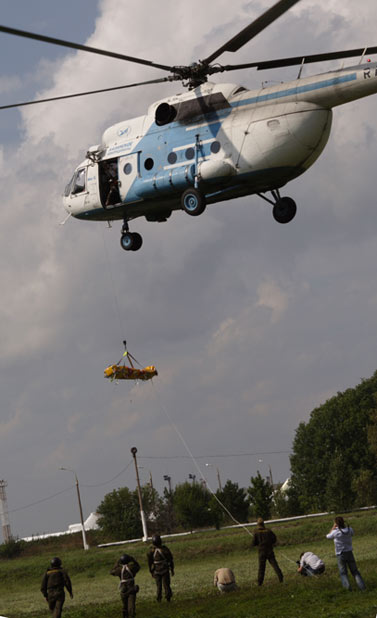 спасатели поднимают пострадавшего на вертолет