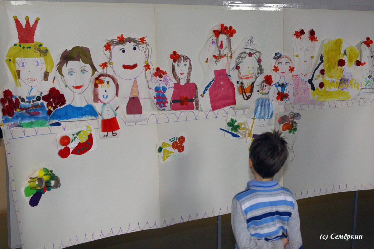 Дети нарисовали своих мам к 8 марта