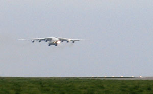 Мрия (Ан-225) садится в Казани