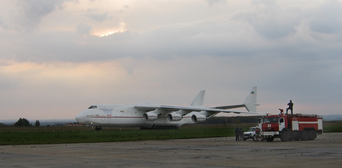 Мрия (Ан-225) в сравнении с пожарной машиной