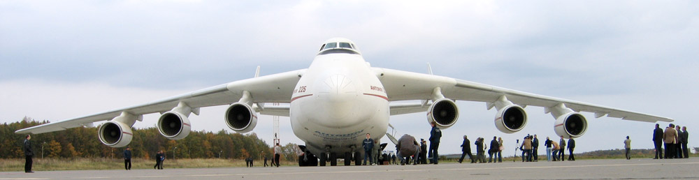 Мрия (Ан-225) - вид спереди