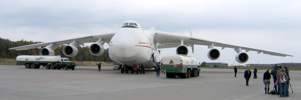 Мрия (Ан-225) плюс два бензозаправщика