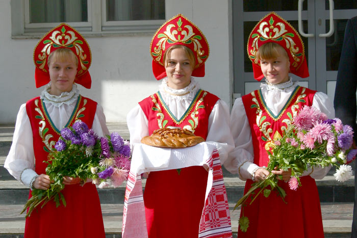 три девицы с хлебом и цветами