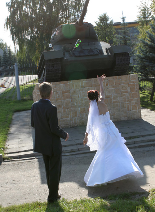 Традиция у танкистов есть - невеста должна разбить о танк бутылку шампанского