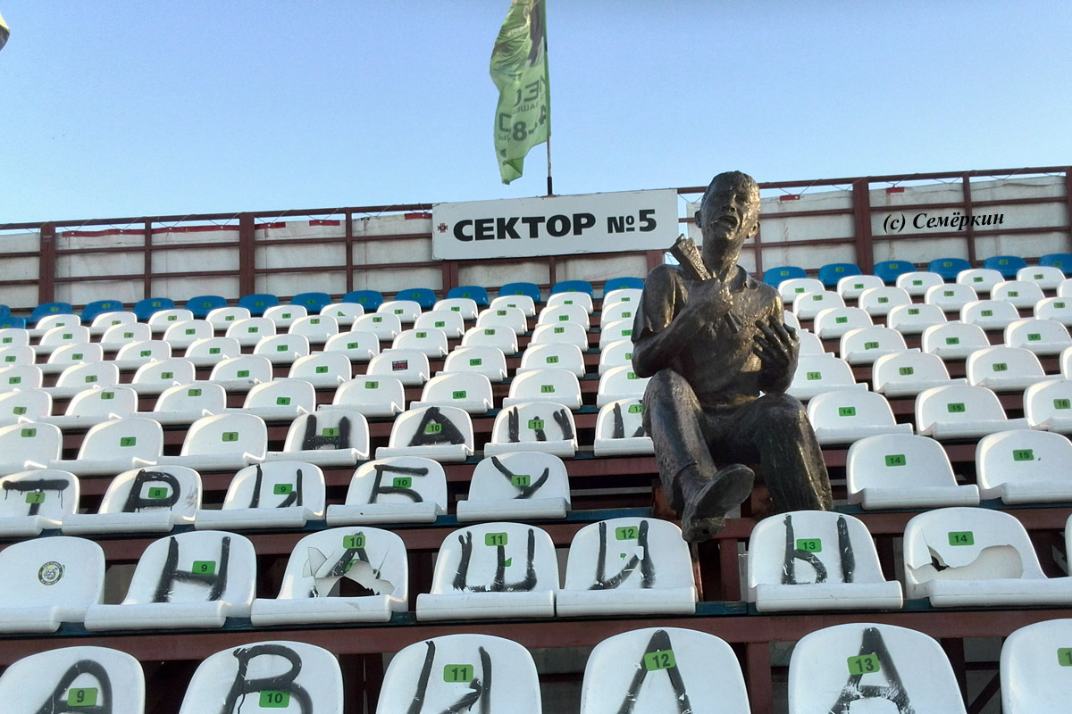 Томск - памятник футбольному болельщику