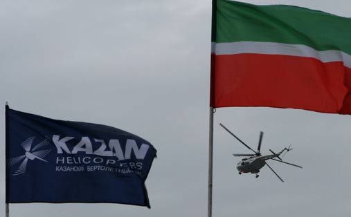 вертолет Ми разворачивается на фоне флагов Татарстана и КВЗ