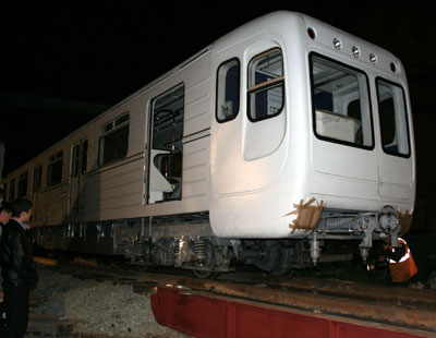 Первый вагон казанского метро завозят на волокушу