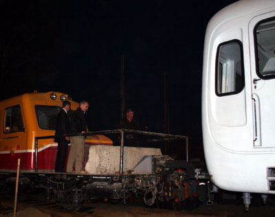 Исхаков и Галявов на буксире, который должен отвезти первый вагон казанского метро в электродепо