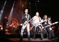 Концерт Scorpions в Казани - вся группа зажигает