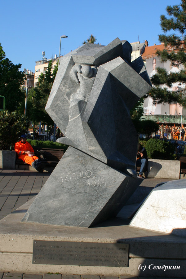 Будапешт - памятник Стело на площади Деака