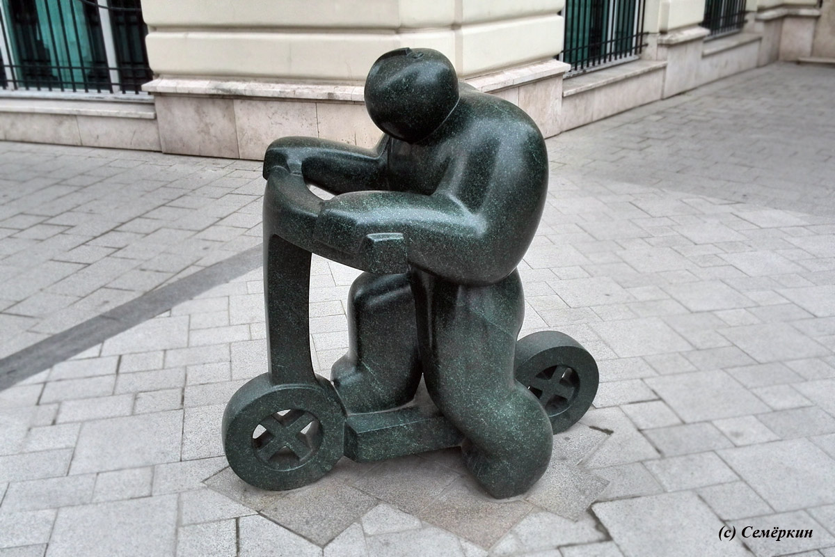 Будапешт - памятник на самокате