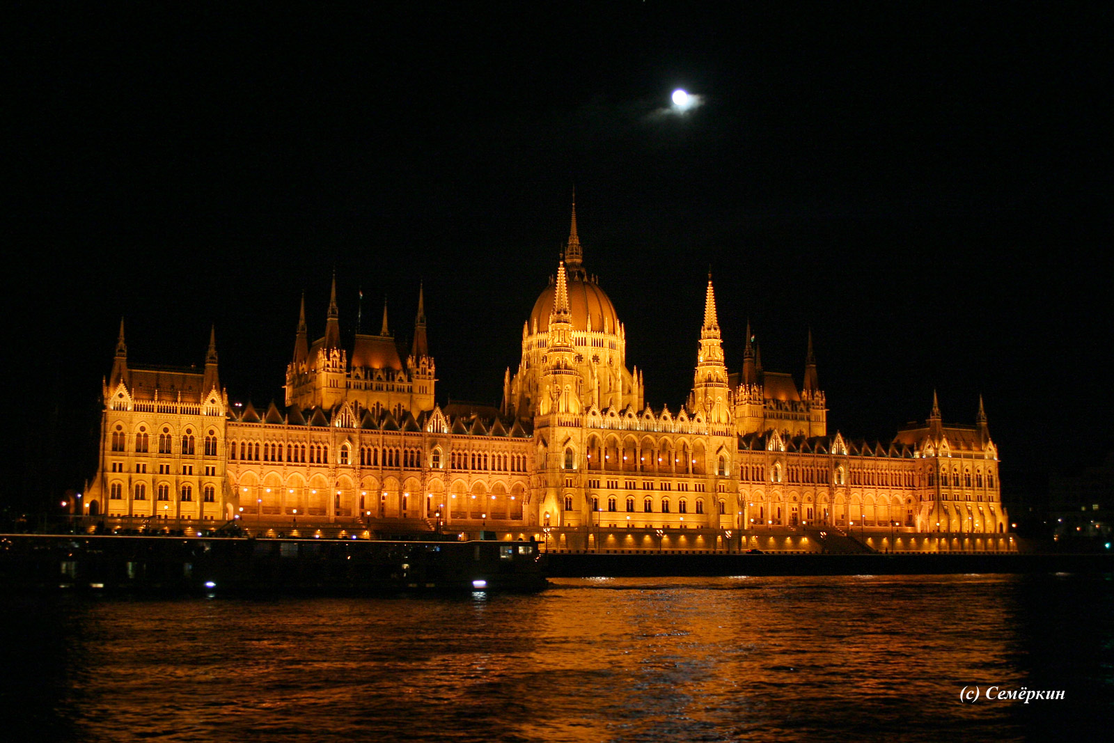 Ночная прогулка по Дунаю на кораблике - парламент