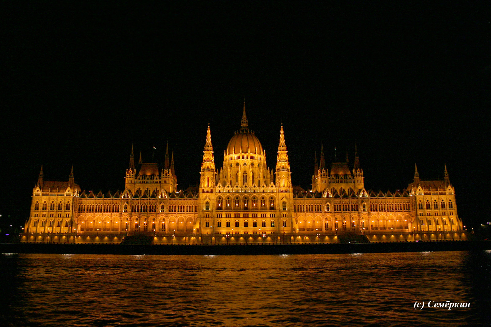 Ночная прогулка по Дунаю на кораблике - парламент