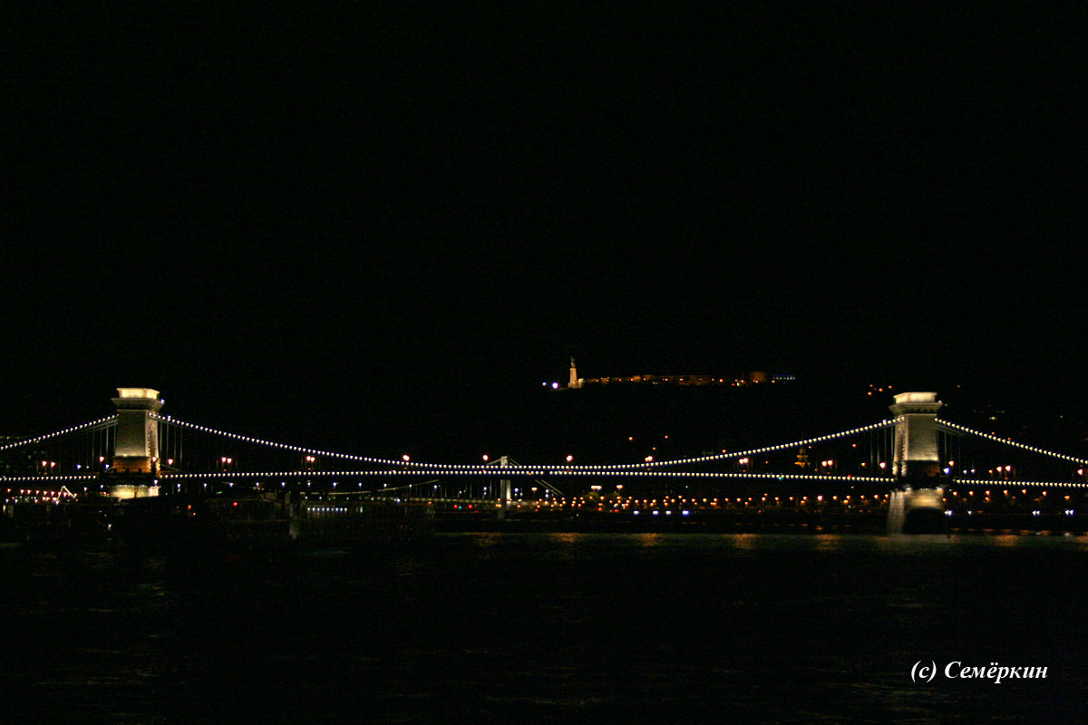 Ночная прогулка по Дунаю на кораблике - мосты Сечени и Эржебет