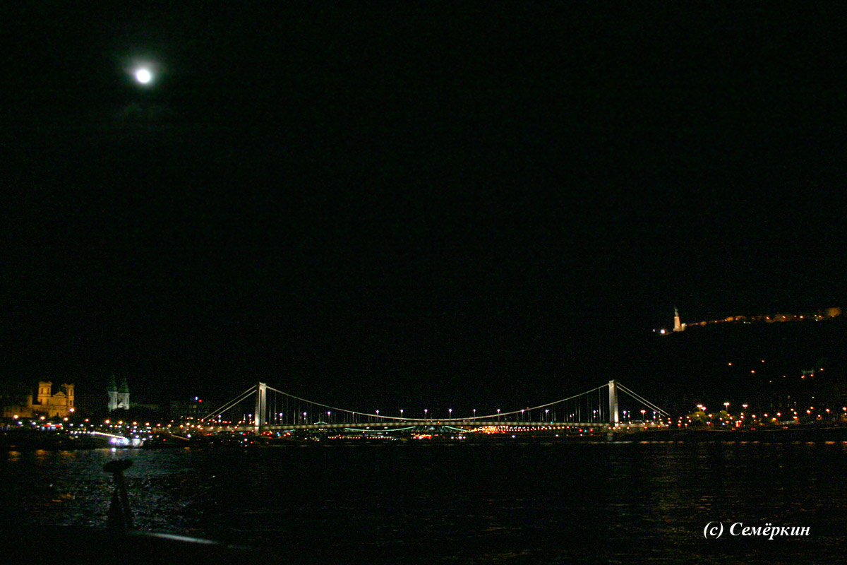Ночная прогулка по Дунаю на кораблике - мост Эржебет и статуя Свободы