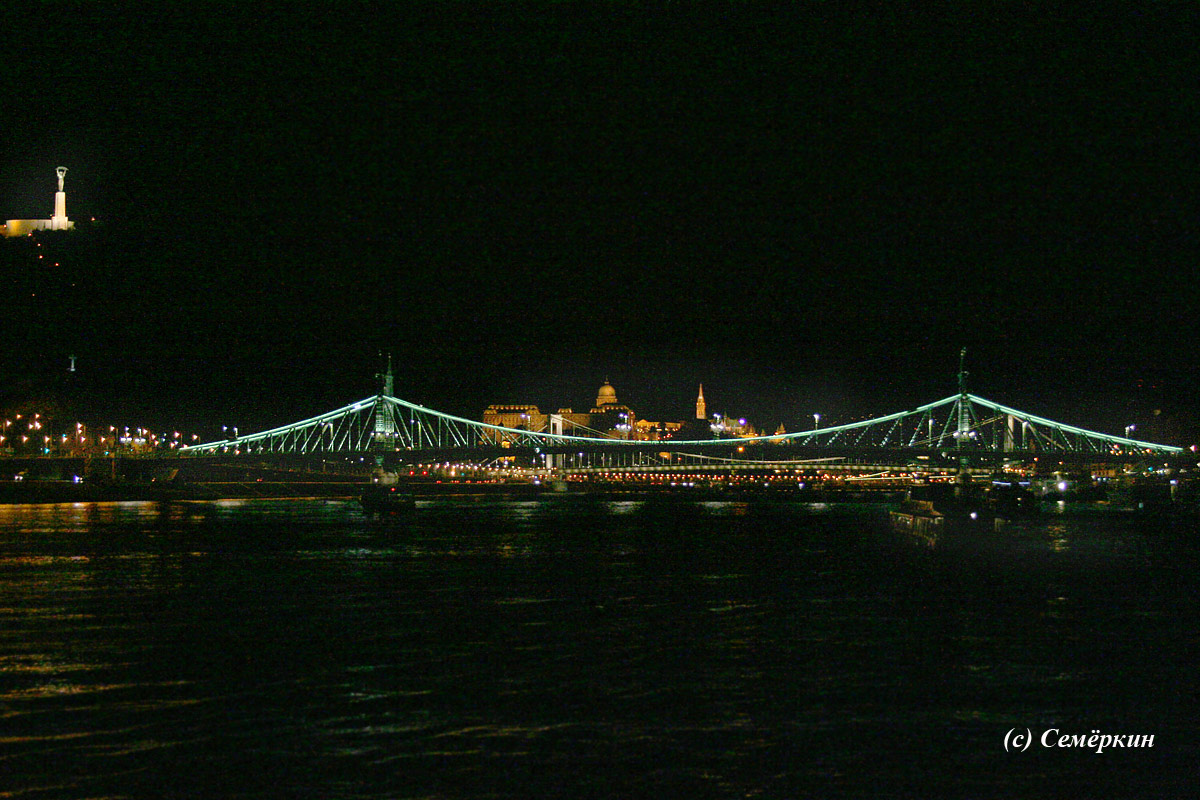 Ночная прогулка по Дунаю на кораблике - мост Свободы, слева видна статуя Свободы, за мостом – королевский дворец и церковь Святого Матяша