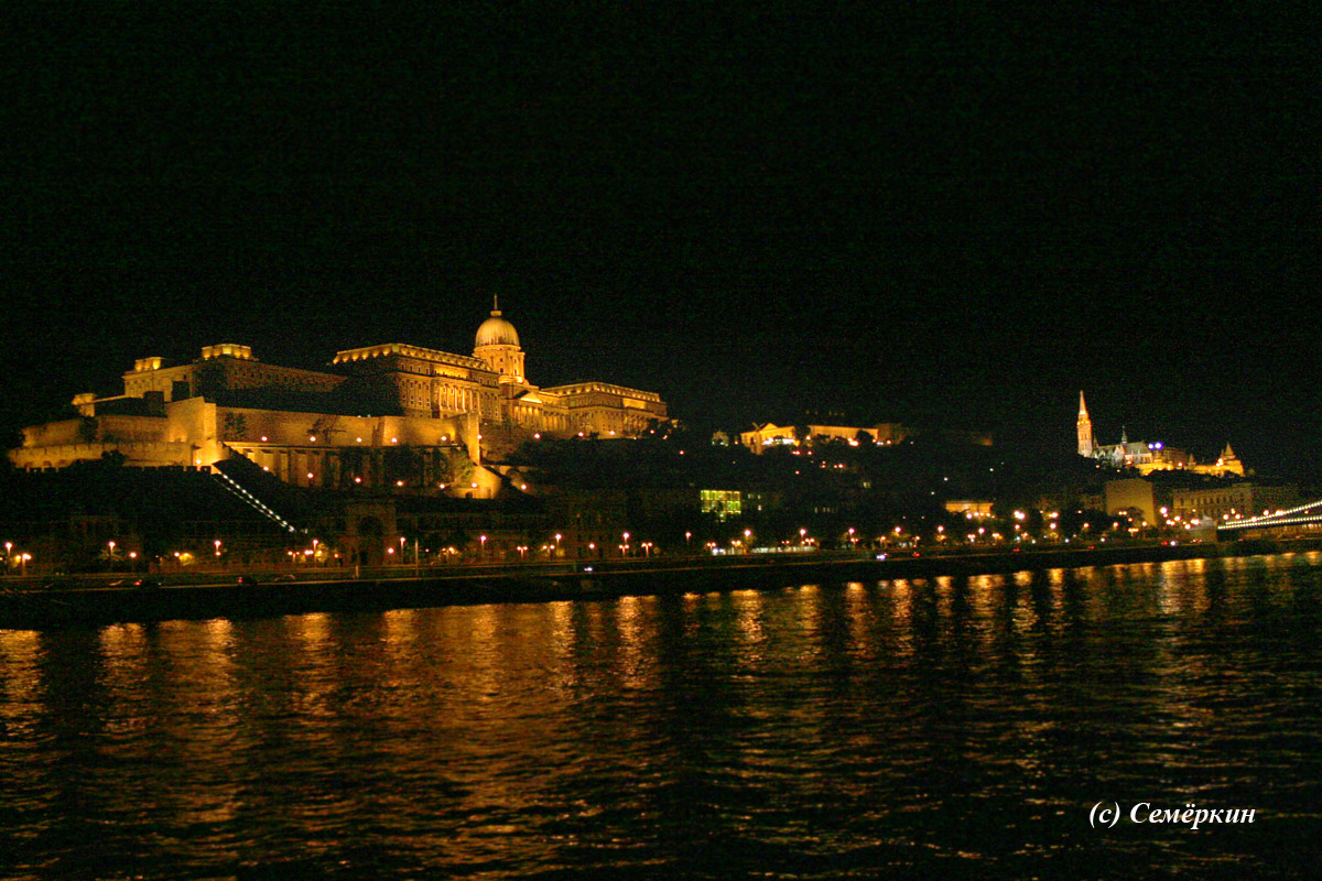 Ночная прогулка по Дунаю на кораблике - королевский дворец, справа вид на Рыбацкий бастион и церковь Святого Матяша