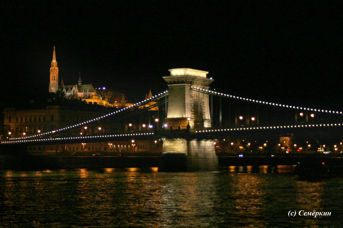 Ночная прогулка по Дунаю на кораблике - Цепной мост и церковь Святого Матяша
