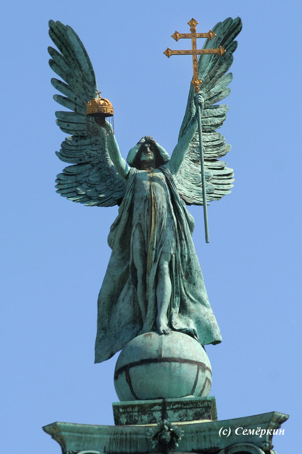 Будапешт - площадь Героев - фигура архангела Гавриила