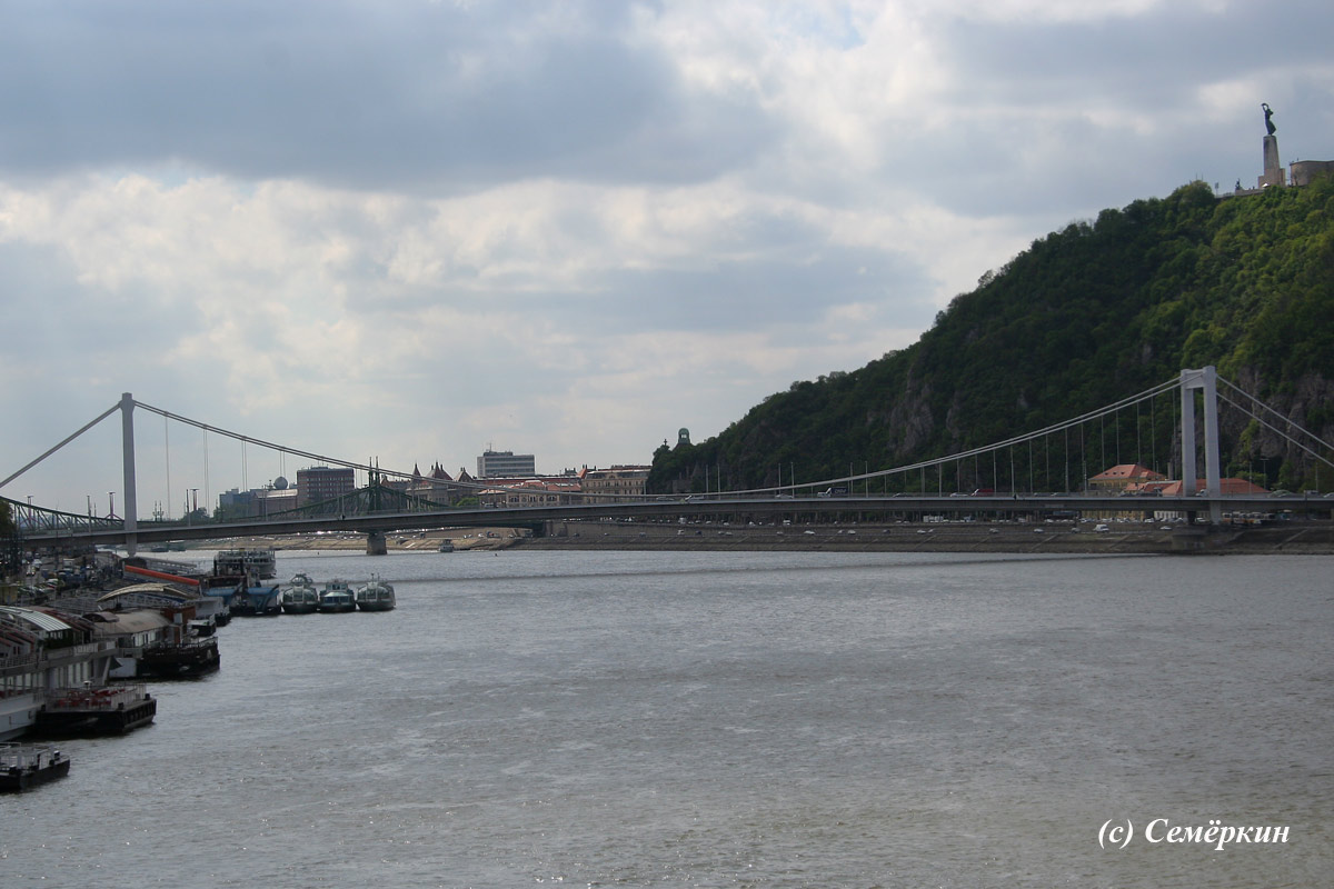 вид с цепного моста на мост Эржебет и мост свободы