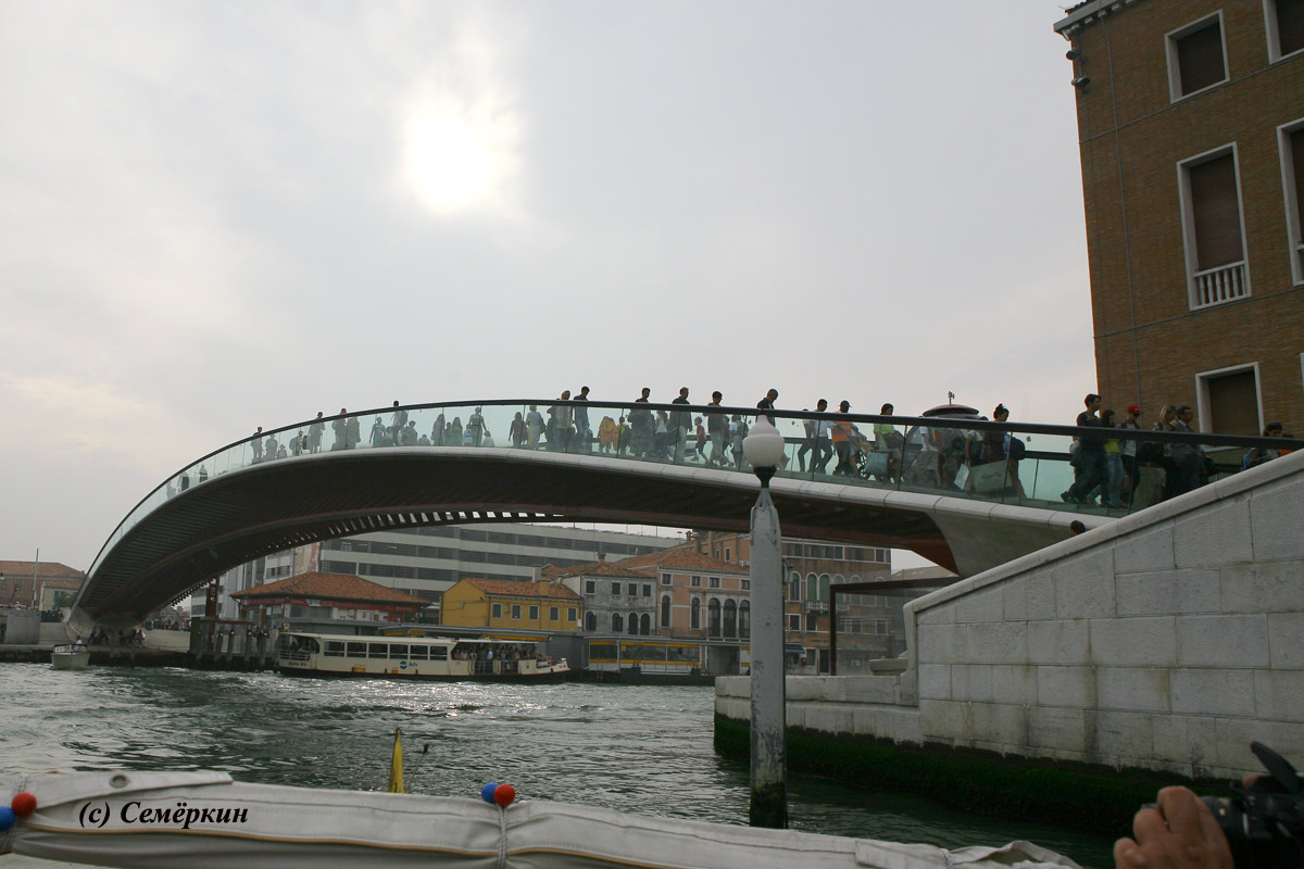 Венеция  гранд канал Современный пешеходный мост