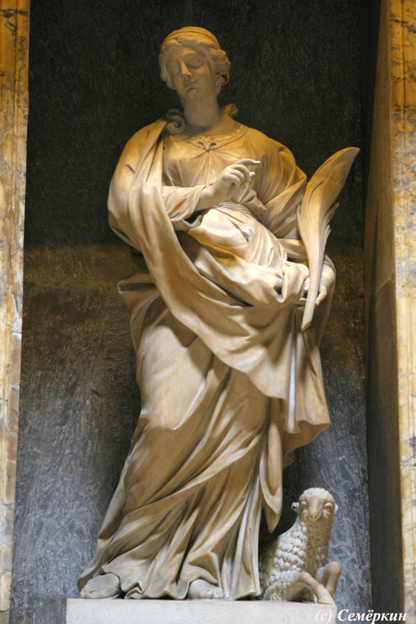 Рим - пантеон - статуя женщины с барашком