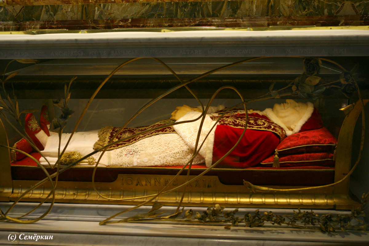 Рим - собор Святого Петра - саркофаг с забальзамированным телом папы Иоанна XXIII