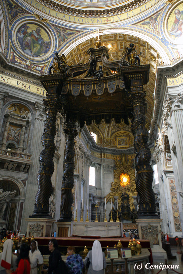 Рим - собор Святого Петра - балдахин на четырёх витых колоннах, под ним находится могила Святого Петра