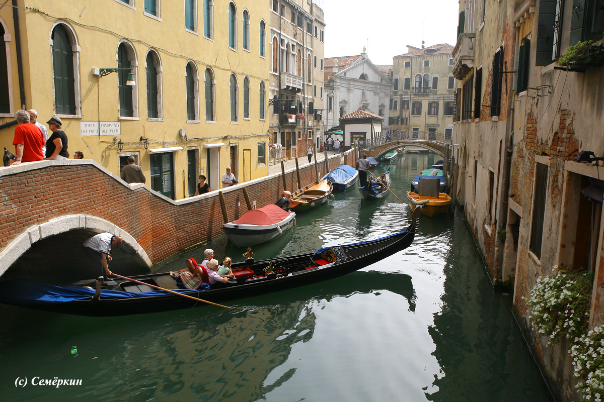 Венеция - гондольеры лавируют