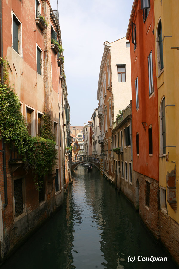 Венеция - Узкие каналы между домами