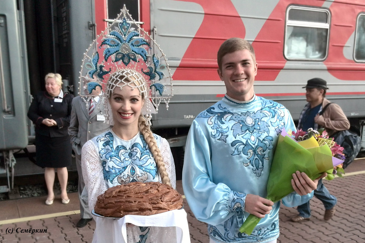 Путь в сердце Сибири - Вот так радушно встретили нас в Красноярке! С хлебом, солью и цветами.
