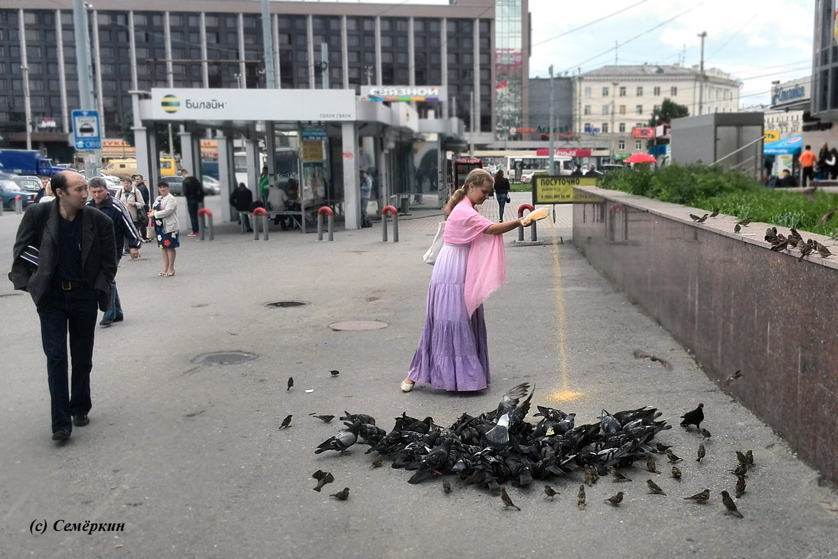 Путь в сердце Сибири - Екатеринбург - колоритная девушка кормит голубей