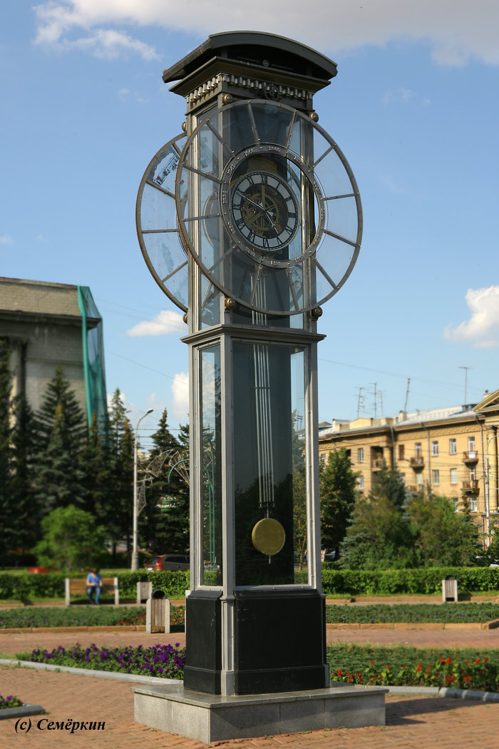 Красноярск - говорящие часы на площади Революции