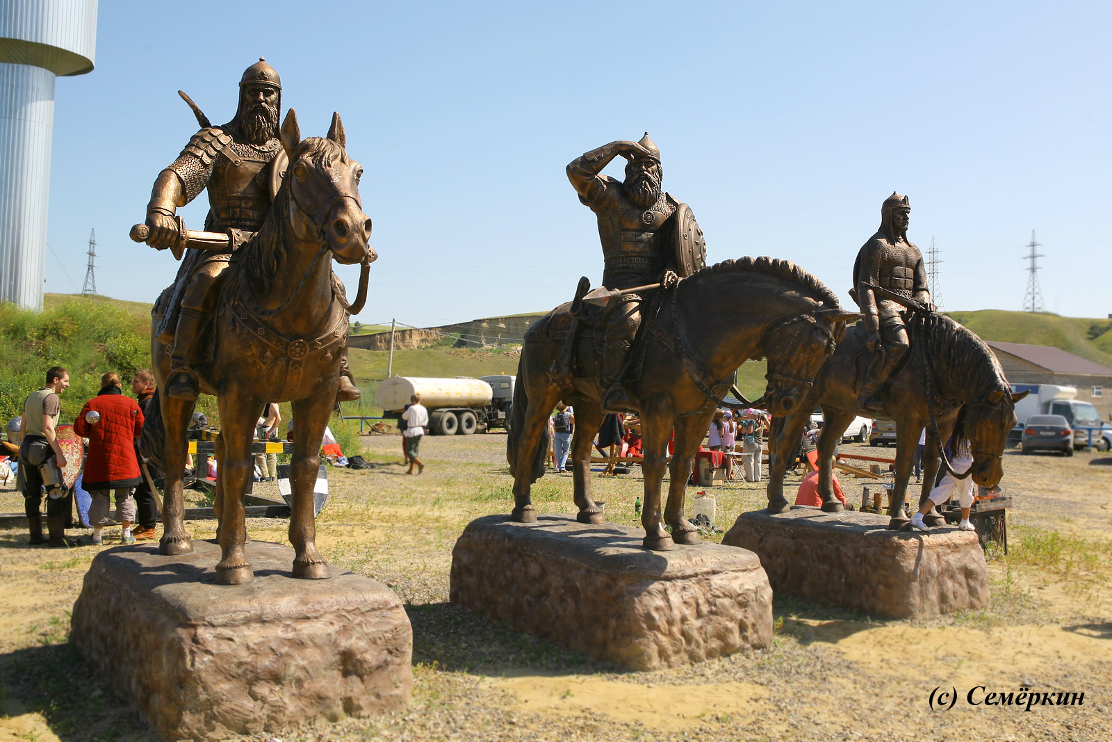 Сабантуй в Красноярске - ипподром Мустанг. Статуя Три богатыря