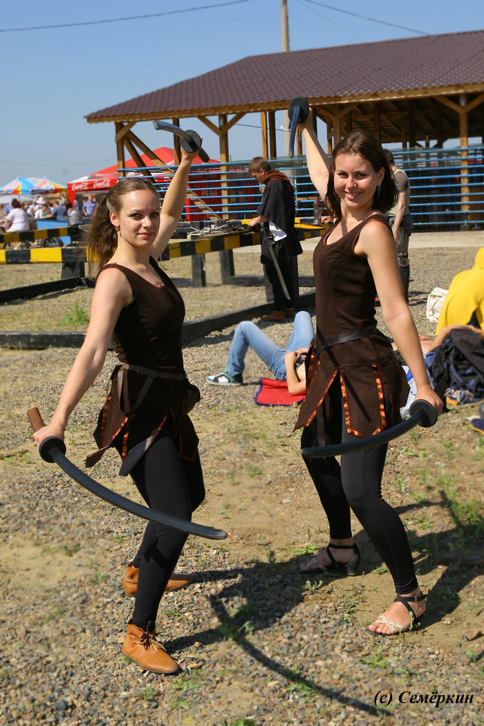 Сабантуй в Красноярске - две симпатичные девушки с мечами