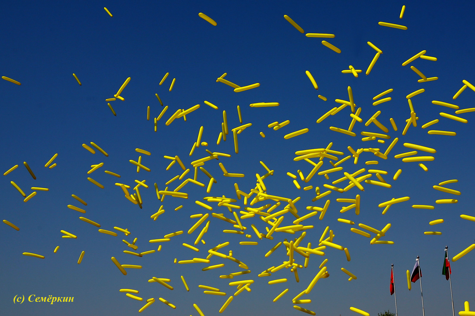 Сабантуй в Красноярске - бутафорский чак-чак в виде воздушных шариков улетает в небо