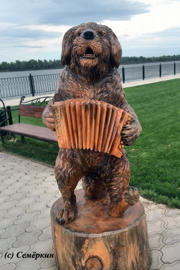 Мамадыш - набережная - скульптура собака