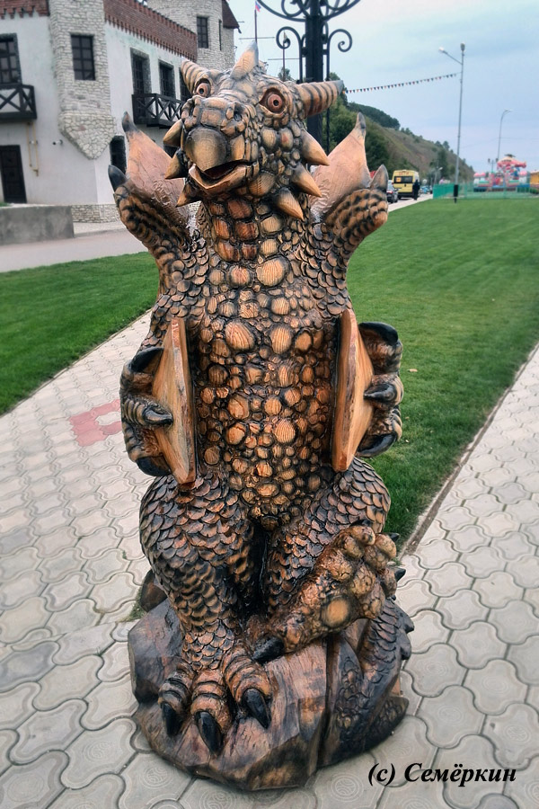Мамадыш - набережная - скульптура дракон