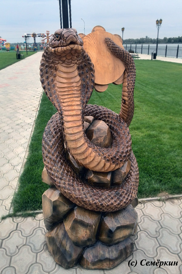 Мамадыш - набережная - скульптура змея