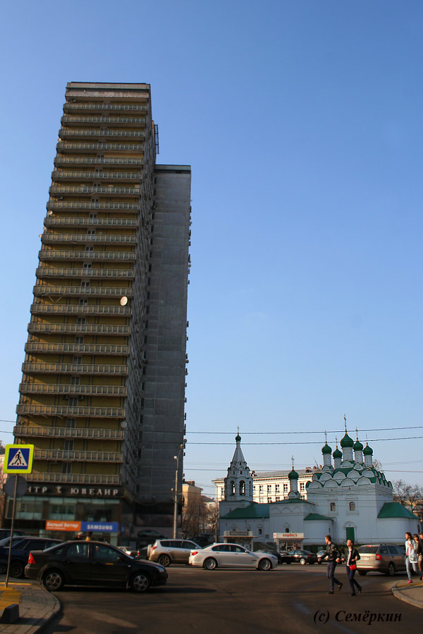 Москва - высотный дом и церковь