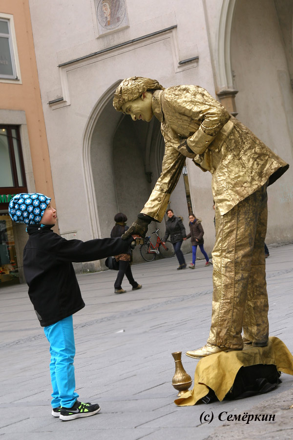 Мюнхен Достопримечательности - Рукопожатие. Ребенок и живая скульптура