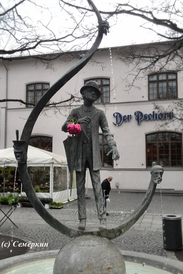 Мюнхен - памятник мужчина с цветами