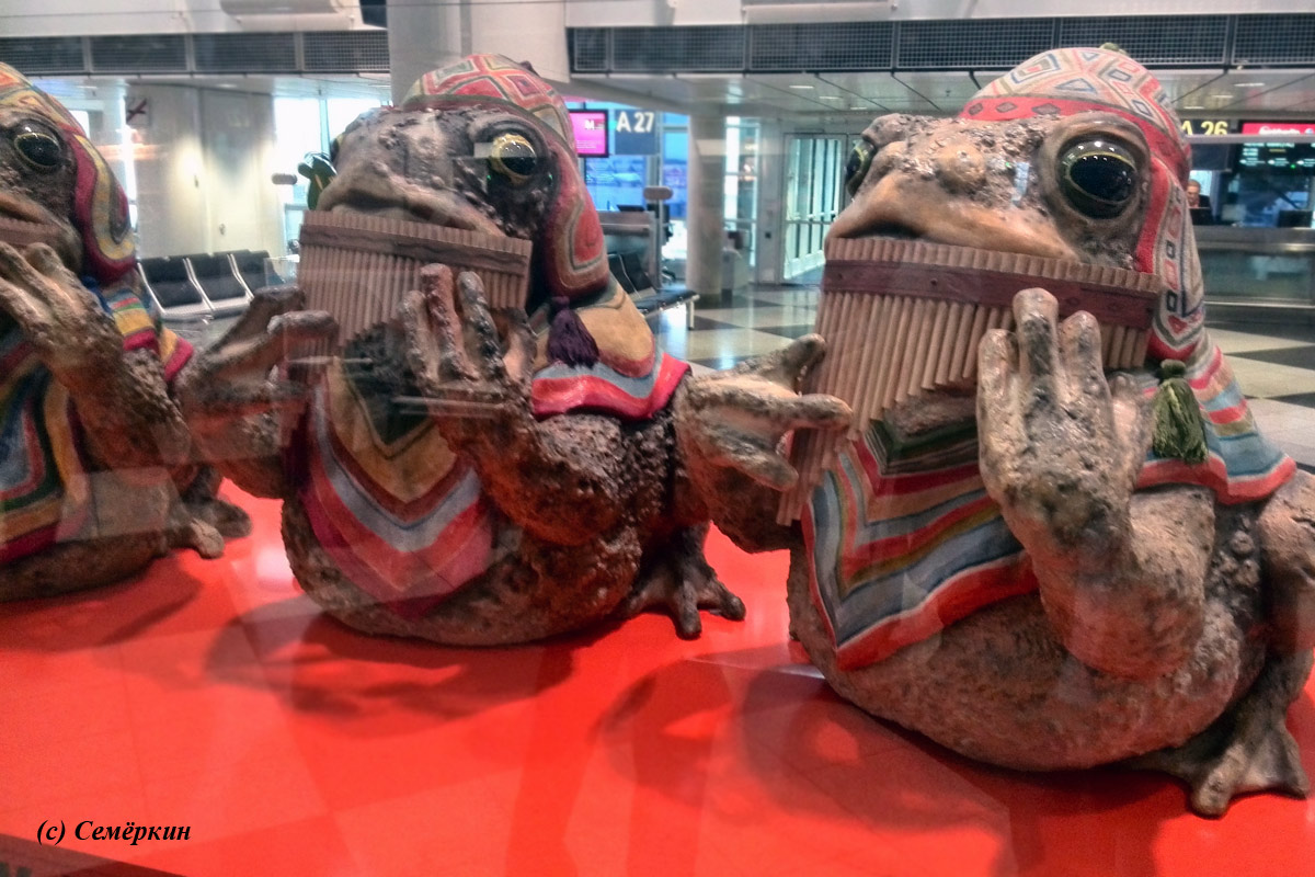 Скульптура – три жабы в аэропорту Берлина