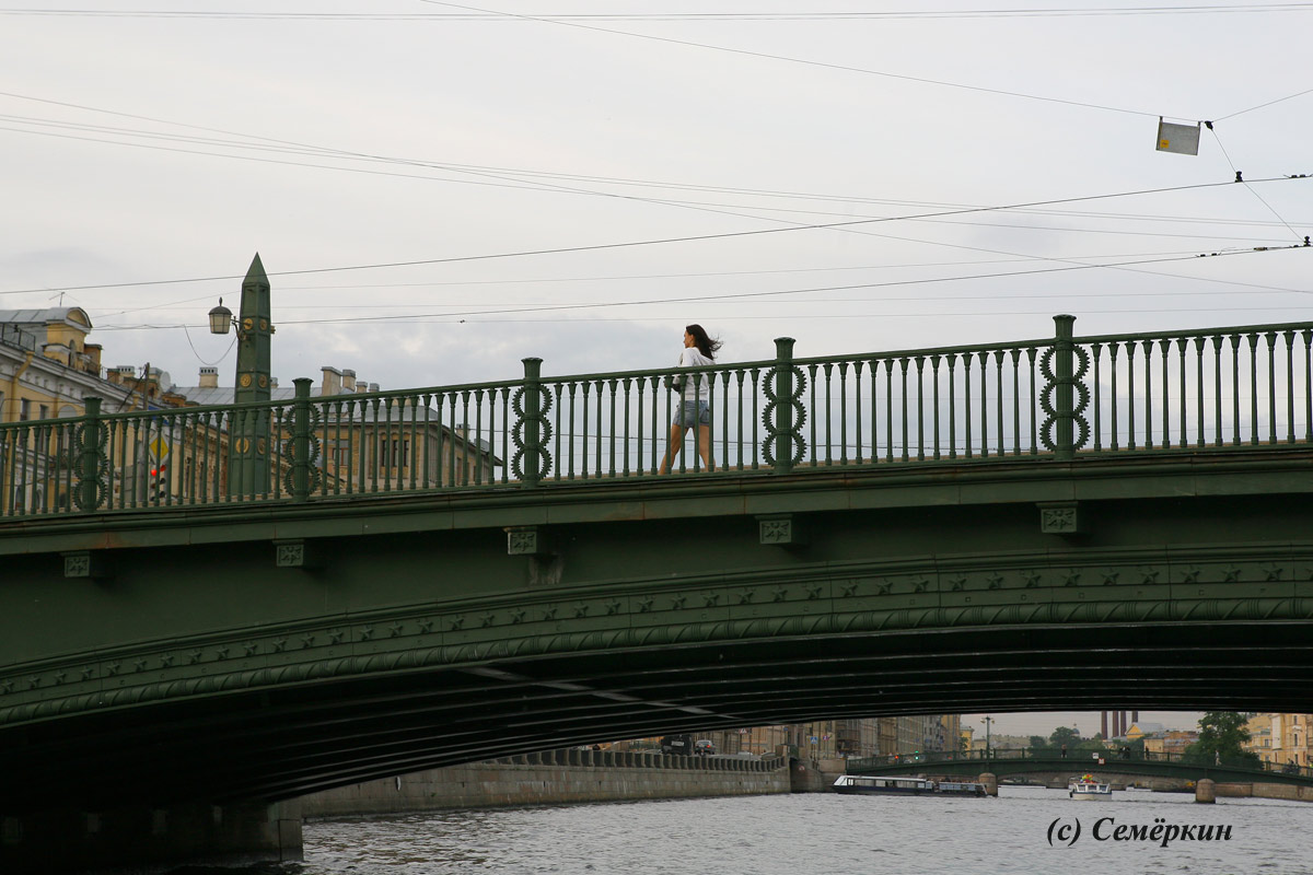 девушка на мосту