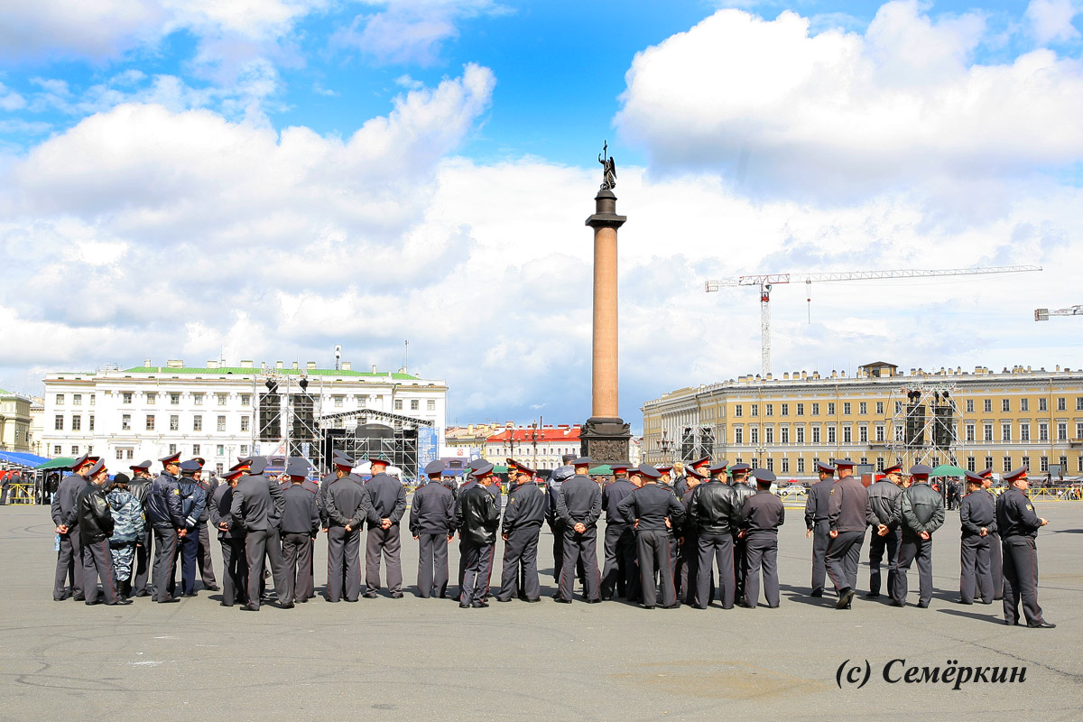полицейские в ожидании Стинга на Дворцовой площади