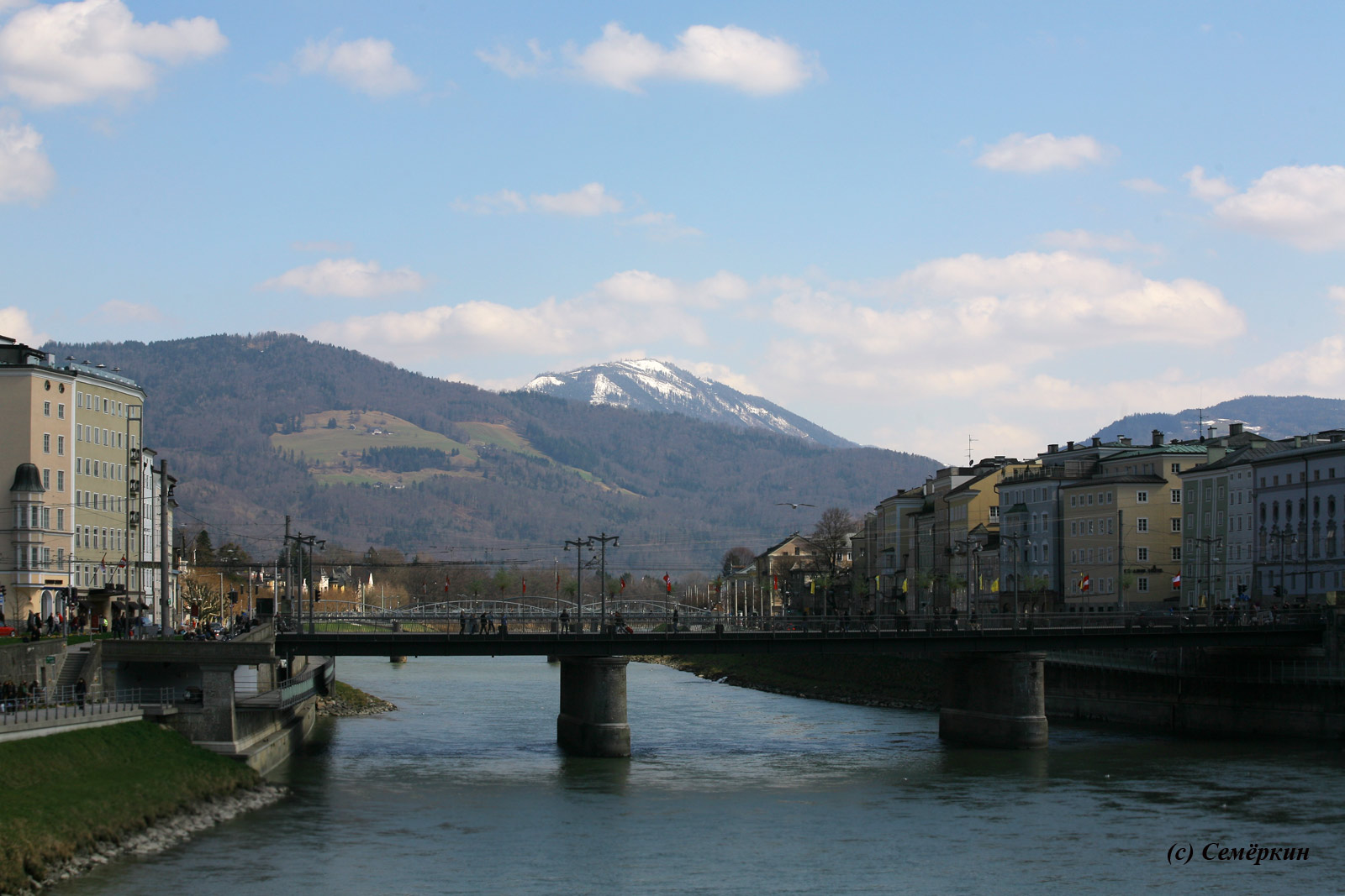 Зальцбург - Мост через реку Зальцах, вдали – Альпы.